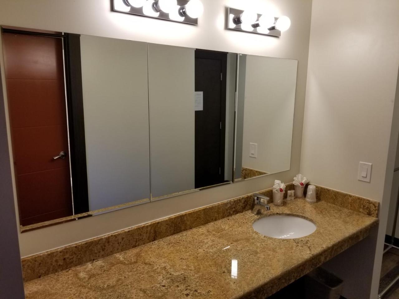 Best Lynnwood Inn 2*