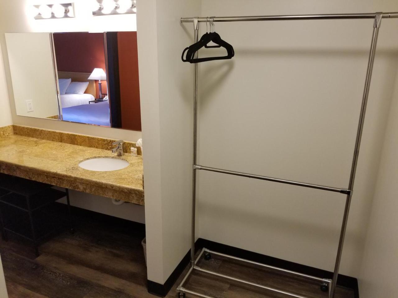Best Lynnwood Inn 2*